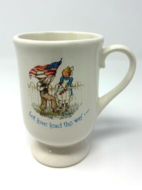 Holly Hobbie Pedestal Coffee Mug “Let Love Lead The Way” Patriotic USA 🇺🇸 VTG
